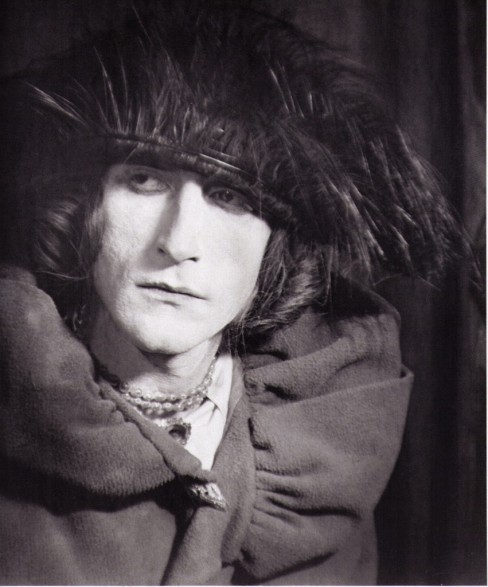 man-ray-marcel-duchamp-nel-suo-alter-ego-femminile-Rrose-Sélavy-1921-851x1024